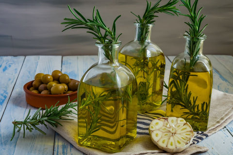 Olio aromatizzato al rosmarino, il condimento perfetto per la tua grigliata di Pasquetta - Olio Desiderio